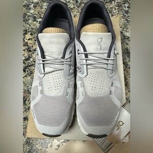 On Cloud men’s 8 cloud 5 shoe- new no box